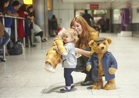 Heathrow Noel reklamı - Steiff Heathrow Havaalanı'nda Doris ve Edward Bair taşıyor