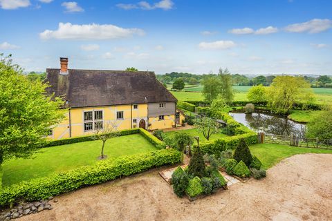 Surrey'de, BBC'nin Ülkeye Kaçış'ın son bölümünde yer alan pitoresk Sınıf II'de listelenen bir kır evi olan Froggats Cottage, şu anda 1,6 milyon £ karşılığında piyasada. 