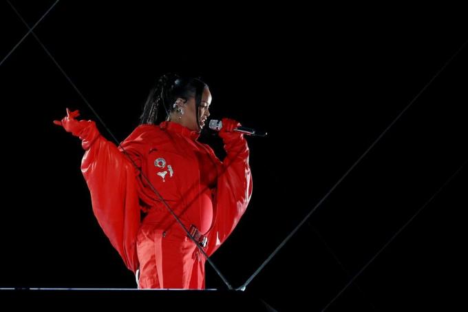 glendale, arizona 12 şubat rihanna apple music super bowl lvii sırasında sahnede performans sergiliyor 12 Şubat 2023'te Glendale, Arizona'da State Farm Stadyumu'ndaki Devre Arası Gösterisi Fotoğraf: Ezra Shawgetty Görüntüler