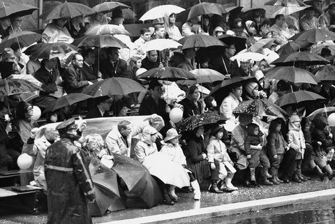 1967'de şükran günü geçit töreninde yağmurlu bir gün, şemsiyeli kalabalık