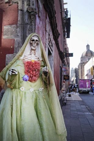 Meksika şehrinde bir Santa Muerte heykeli