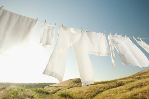 Dış yıkama hattında asılı temiz beyaz giysiler
