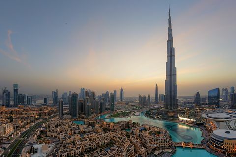 Dubai, Birleşik Arap Emirlikleri bir şehir manzarası.