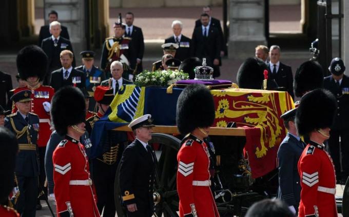 Kraliyet bayrağı ve imparatorluk devlet tacı ile süslenmiş kraliçe Elizabeth II'nin tabutu, bir alayı sırasında krallar birliği kraliyet at topçularının bir silah arabası tarafından çekilir. Buckingham Sarayı'ndan Westminster Sarayı'na, 14 Eylül 2022'de Londra'da Kraliçe Elizabeth II, çarşamba gününden itibaren Westminster Sarayı'nın içindeki Westminster Hall'da yatacak. Pazartesi günü cenazesinden birkaç saat öncesine kadar, saygılarını sunmak için tabutunun önünden geçmesi beklenen büyük kuyruklarla birlikte photo by daniel leal pool afp photo by daniel lealpoolafp via getty Görüntüler