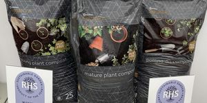 chelsea flower show 2022 yılın sürdürülebilir bahçe ürünü, dobbies bahçe merkezleri tarafından turba içermeyen john innes kompost serisi