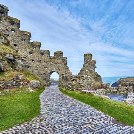 köy ve yakındaki tintagel kalesi, kral arthur'un doğum yerini çevreleyen efsanelerle ilişkilidir.