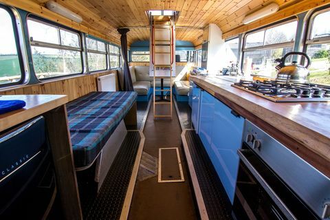 Galler kırsalında dönüştürülmüş bir vintage Double Decker otobüste kalın