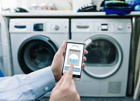 Çamaşır makinelerini kontrol etmek için kullanılan uygulamalı cep telefonu