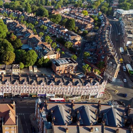 muswell hill broadway'deki ana alışveriş caddesinin havadan görünümü