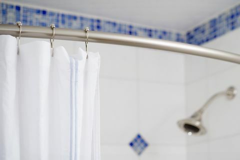 Ayrıntı duş perdesi ve mavi ve beyaz kiremitli duş duş başlığı