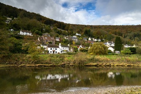 Nehir kıyısındaki Llandogo Köyü Tinye, Galler yakınındaki Wye Valley AONB Wye nehri üzerinde