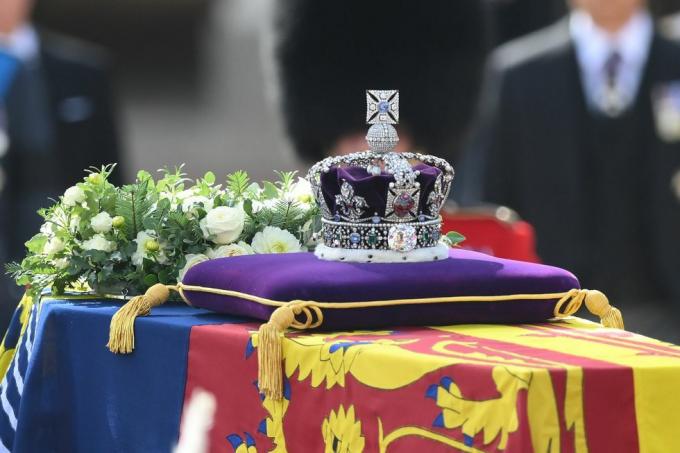Kraliçe Elizabeth II'yi taşıyan tabut, Buckingham Sarayı'ndan Westminster Sarayı'na nakledildi