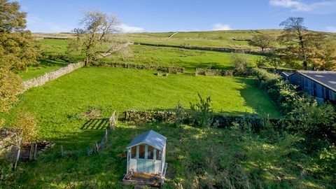 Yorkshire vadilerinin kalbinde yakın zamanda yenilenmiş 17. yüzyıldan kalma güzel bir taş ev 775.000 £ fiyatla piyasada