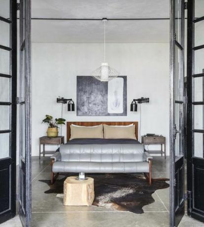 yatak odası, beton zemin, gri kanepe