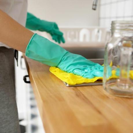 midsection kadın temizlik mutfak tezgahı