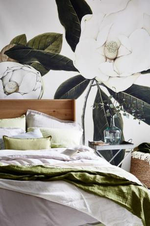 Beyaz ve yeşil çiçekli yatak odası düzeni duvar kağıdı