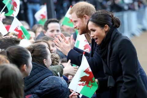 Harry ve Meghan Cardiff'te çocuklarla buluşuyor