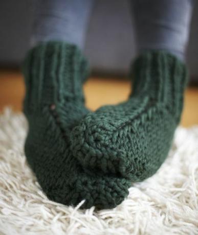 Çift yeşil örme çorap ayak
