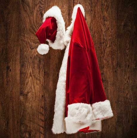 Eğimli ve kaymalı lens ile ahşap bir duvara asılı Noel Baba kostümü
