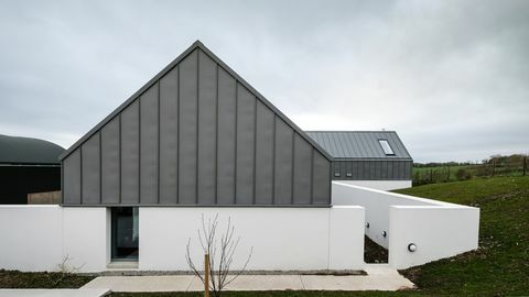 County Down'da McGonigle McGrath tarafından tasarlanan zarif ve basit bir ev olan House Lessans, 2019 RIBA Yılın Evi olarak seçildi