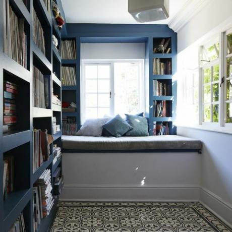 Divanlı rahat veya kitaplık olarak kullanılan küçük oda