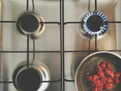 Gaz sobası üzerinde pişirme tavada domates