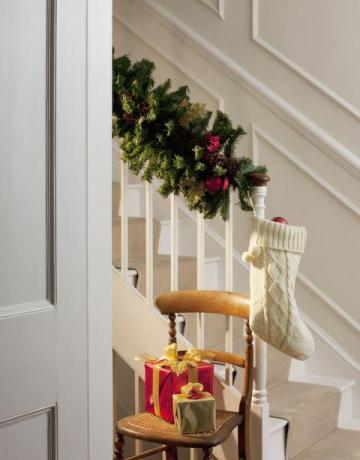 Noel hediyeleri ve çorap koridorda merdiven yakınındaki