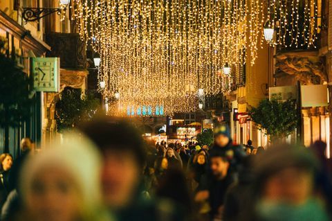 Fransa'da Noel kalabalık alışveriş Noel cadde üzerinde kalabalık