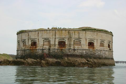 Stack Rock Fort - Milford Haven - Galler - ön - Mor tuğlalar