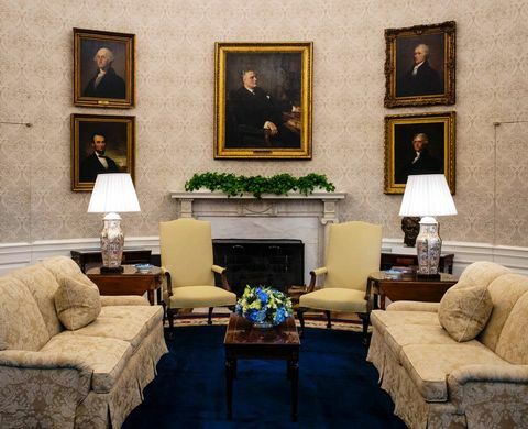başkan joe biden'ın donald trump tarafından seçilen duvar kağıdını ve ilk kez burada george w bush tarafından sergilenen kanepeleri içeren oval ofisi