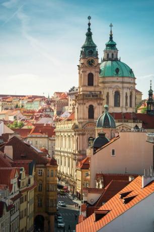 Prag eski şehir ve şehir meydanının turuncu çatıları yukarıdan görülen turistlerle, Çek Cumhuriyeti