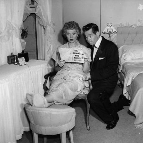 lucille ball ve desi arnaz televizyon dizisinin pilot bölümünde i love lucy, 1951 photo by cbsgetty images