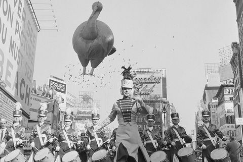 1959'da macy'nin şükran günü geçit töreninde bando ve hindi balonu
