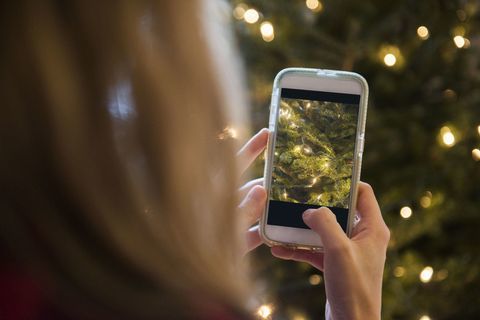 Cep telefonu ile Noel ağacı çekim kadın