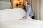 Nasıl bir otel temizlikçi gibi bir yatak yapmak