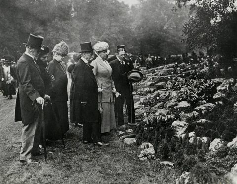 Kraliçe Mary Chelsea Çiçek Fuarı'nda grup ile. Tarih 1913.