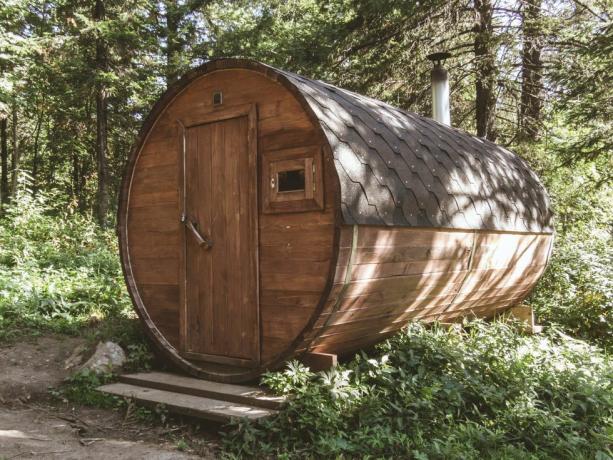 ormanda kişisel sauna orman varilinde yuvarlak ahşap sauna