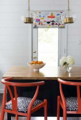 kaplı duvarlar ile beyaz mutfakta kırmızı sandalye 