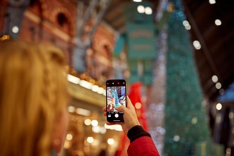 Tiffany & Co. ve Coty, ilk kokulu Noel ağacı ve koku dükkanını tanıtmak için St Pancras International istasyonuyla ortak oldu