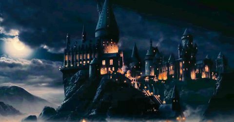 Harry Potter film serisinde görüldüğü gibi Hogwarts Kalesi