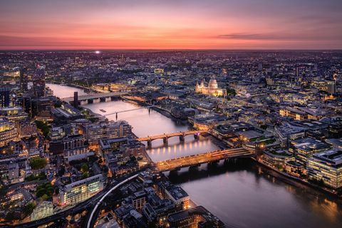 Londra Cityscape alacakaranlıkta Thames Nehri ile havadan görünümü