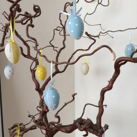 Kapalı ağaç üzerinde asılı güzel Paskalya yumurtaları