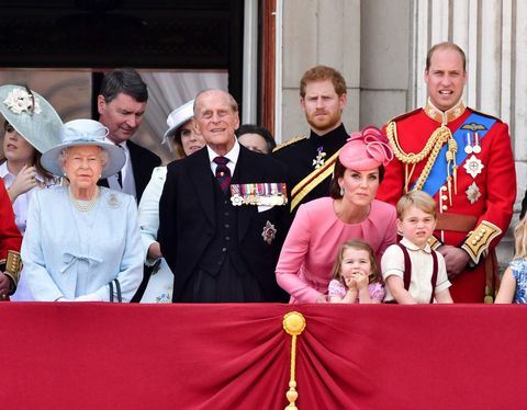 Renkleri Birleştirmek 2017 - kraliyet ailesi - Kraliçe Elizabeth II, Amiral Timothy Laurence, Prens Philip, Edinburgh Dükü, Prens Harry, Catherine, Cambridge Düşesi, Prens William, Cambridge Dükü, Cambridge Prensesi Charlotte, Cambridge Prensi George Buckingham'ın balkonunda duruyor Saray.