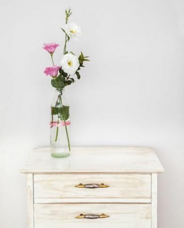 Geri dönüşümlü forniture beyaz duvara lisianthus çiçek buketi ile