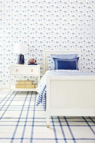 mavi ve beyaz yatak odası
