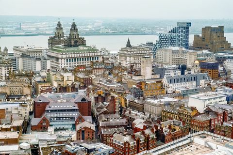 İç kısımdan Liverpool ikonik silüetinin yüksek görünümü, denize bakan erken gün batımı zamanı doğu wirral görülebilir uzaktan, birkenhead rıhtımları, deniz peteği, kraliyet karaciğeri binası, üç güzellik ve wallasey3 kasım 2015