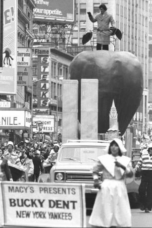 new york yankees bucky dent, 1978 macys geçit töreninde büyük elma şamandırasının tepesinde geziniyor