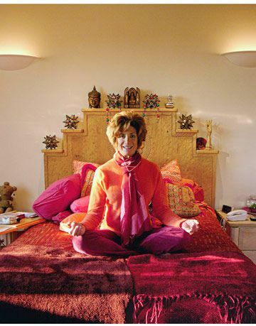 yoga konumda yatakta oturan kadın