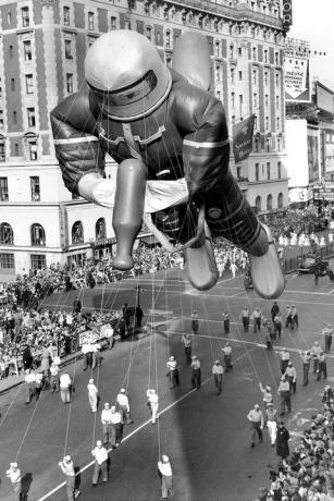 1953'te macys günü geçit töreninde, 70 fit boyunda, helyum dolgulu kauçuk uzay adamı