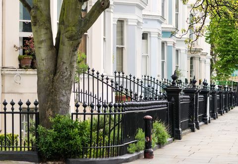 Londra, İngiltere'nin Notting Hill semtinde, Portobello yolunun yakınında güzel bakımlı, pastel renkli konut binaları